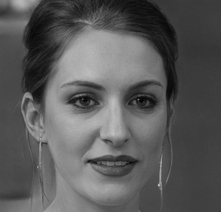 Портрет Зейнеп Акташ