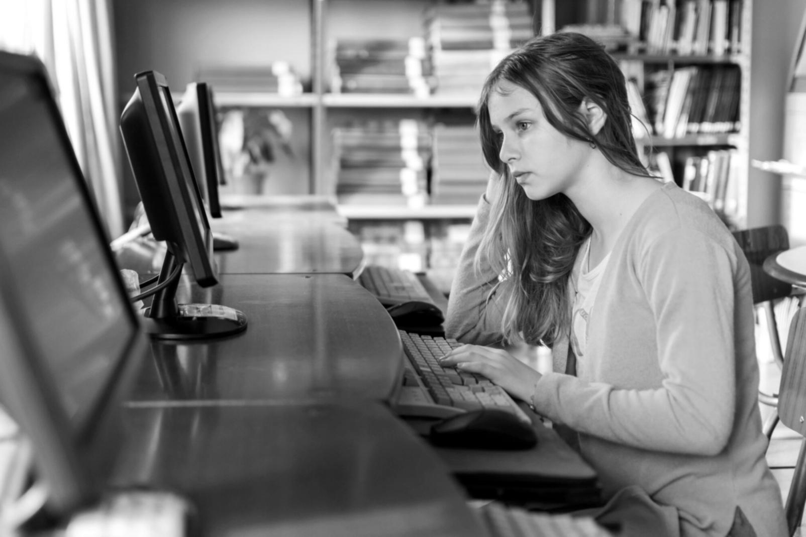 Рабочее место трейдера с несколькими мониторами и графиками