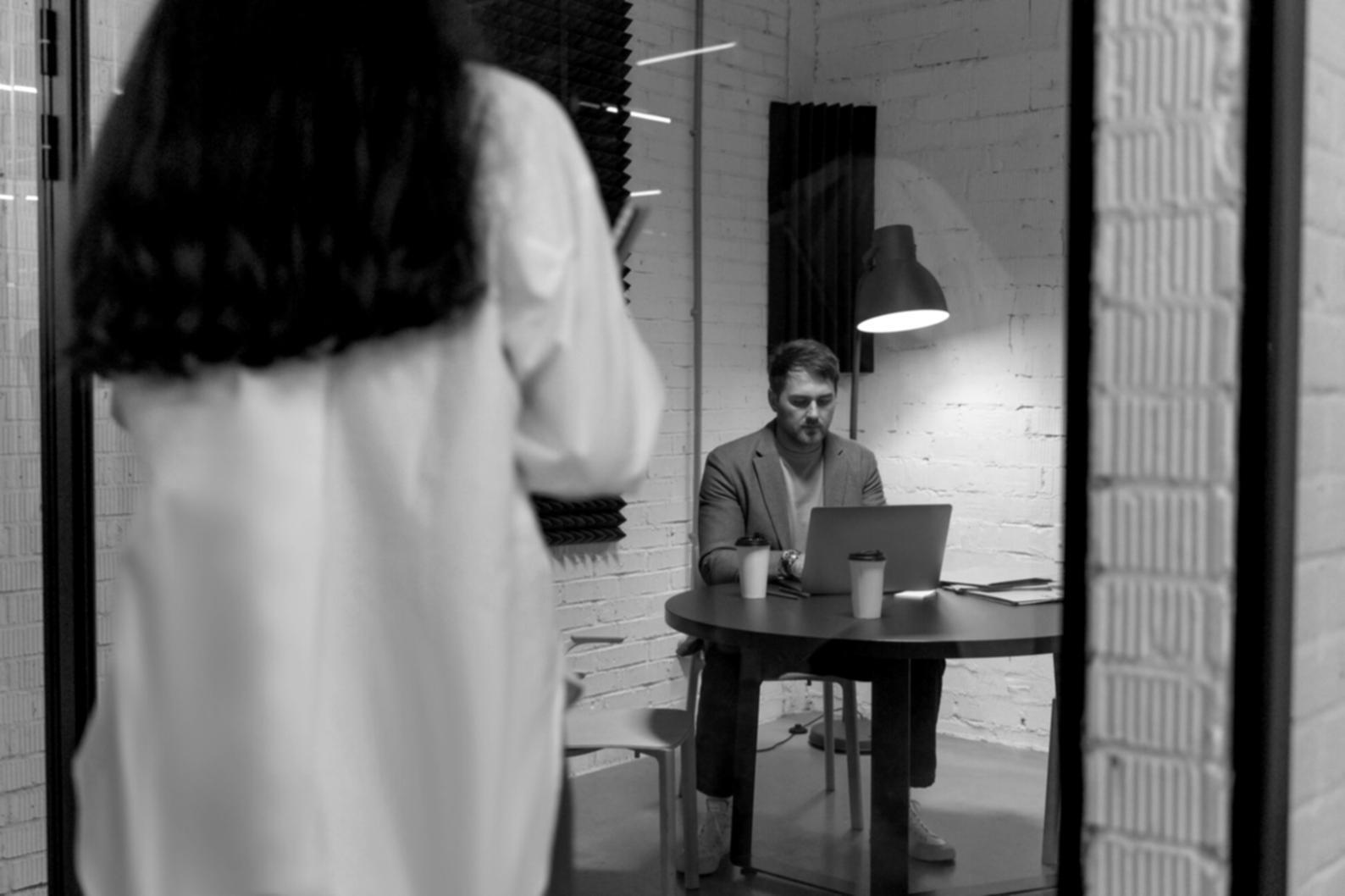 Трейдер анализирует графики на нескольких мониторах